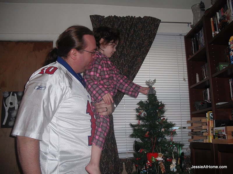 Vada-puts-the-angel-on-top-2011