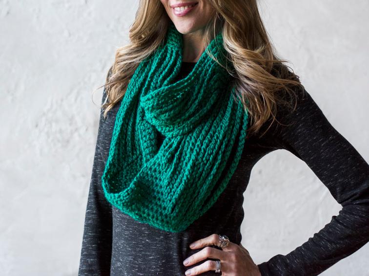 Chained to Infinity Bulky Cowl Craftsy Crochet Kit